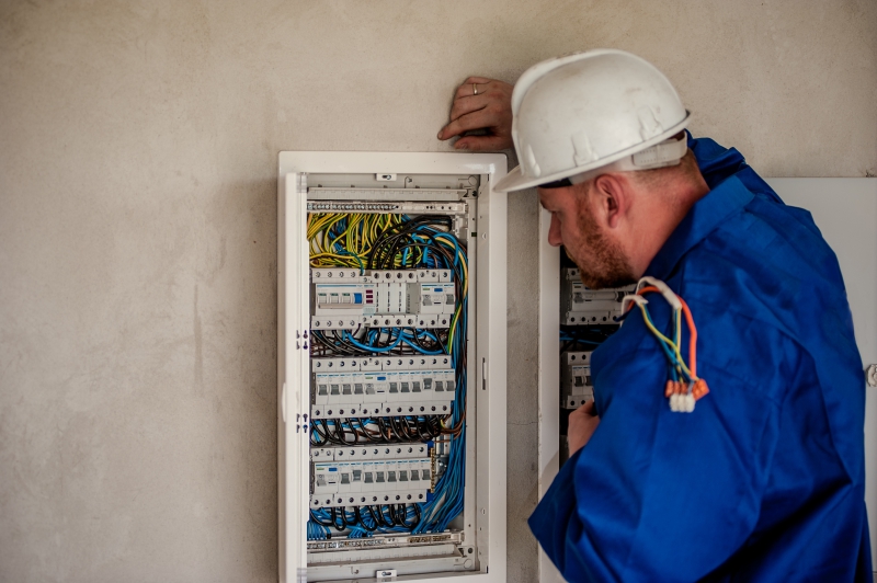 electricite-PUGET SUR ARGENS-min_electrician-2755683